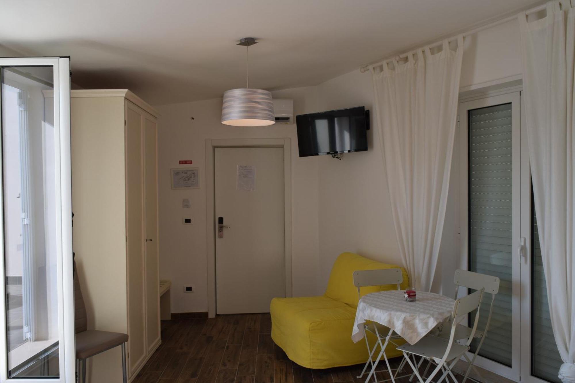 Domus Al Corso Con Servizio B&B Canosa di Puglia Bagian luar foto